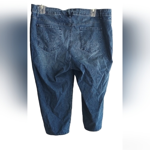 Gloria Vanderbilt capri all around slimming jean capri with roses flowers - Picture 2 of 5